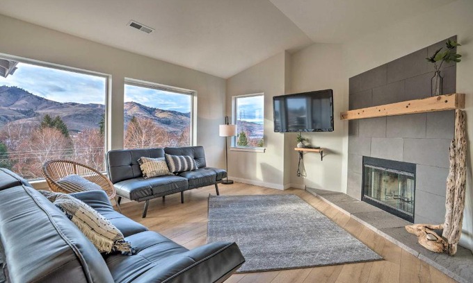 Chelan Apartment | Chic Chelan Condo with Balcony, Walk to Lake and Dtwn!