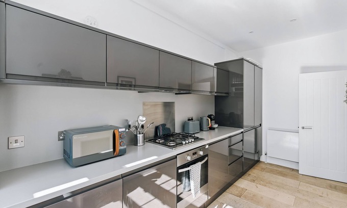 Finsbury Apartment | Chic City Escape | 2-Bedroom Flat with Lift | Heart of London