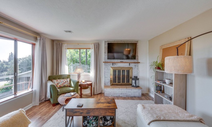 Columbia City Apartment | Chic Columbia City Vacation Rental w/Kayaks!