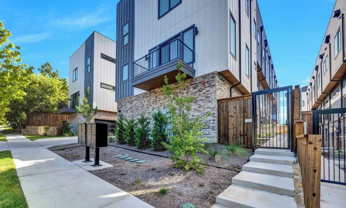 Dallas Apartment | Chic Dallas 2BR w/ Rooftop & Ensuite Comfort