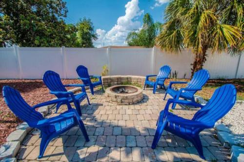 Dover Shores East House | Chic Downtown Studio Pet-friendly Retreat