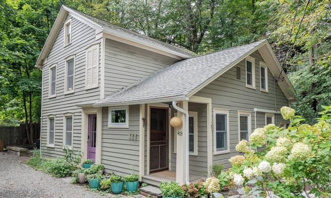 West Saugerties House | Chic Farmhouse Woodstock Saugerties Skiing HITS Hiking