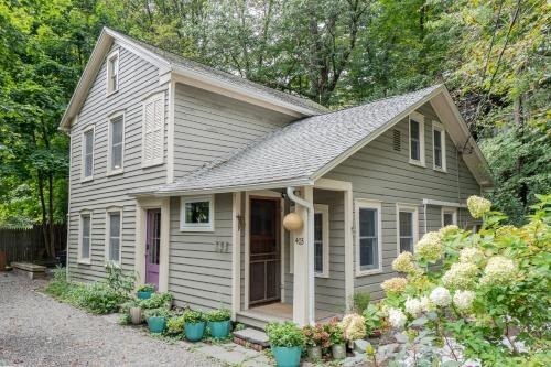 West Saugerties House | Chic Farmhouse Woodstock Saugerties Skiing HITS