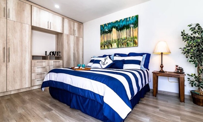 La Joya House | Chic Home, Security, King Bed, Wheelchair Access, WiFi, Hot tub