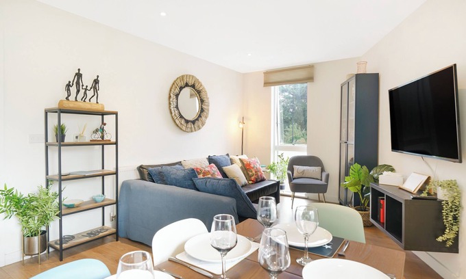Coldharbour Apartment | Chic London Apartment – Zone 2