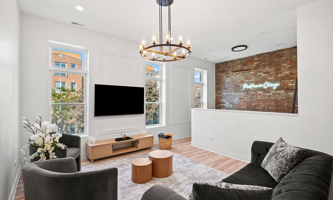 Tri-Taylor Condo | Chic Modern NEW Loft near United Center, UIC/IMD & Downtown W/Street Parking