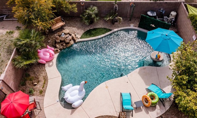 Desert Ridge House | Chic Poolside Oasis - Karaoke - BBQ - Games