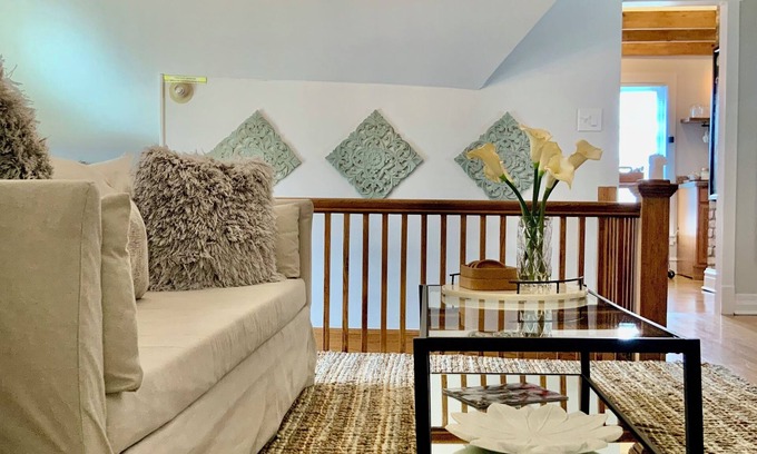 Oak Park Apartment | Chic Retreat, 2 Queen Beds, FREE PARKING, Walk to Train