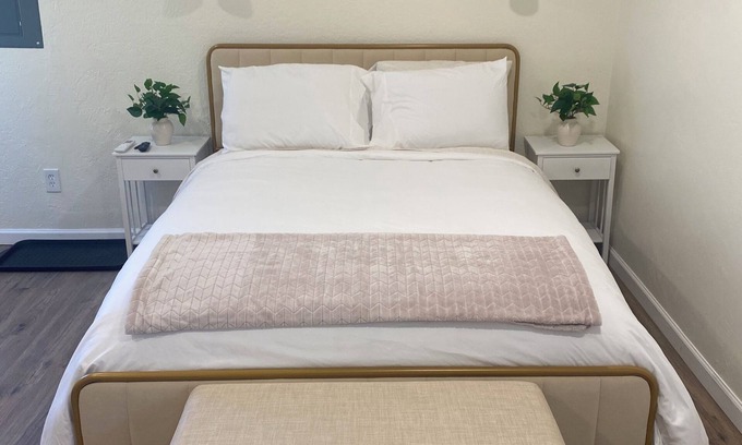 Riverdale Apartment | Chic studio hideaway in Riverdale with AC, Wifi