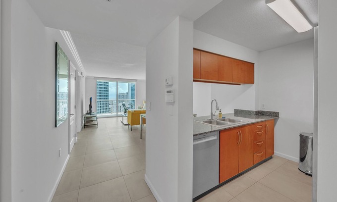 Brickell Condo | Chic Stunning Baviews 1-bedroom condo King-size in vibrant Brickell Miami