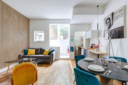 Champs-Elysees Apartment | Chic Terrasse a 5min des Champs-Elysees with AC