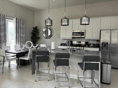 Coffeyville House | Chic Two Story Orlando Condo Near Disney