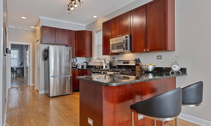 Lakeview Condo | Chic Urban Retreat Near Wrigley Field w/Parking