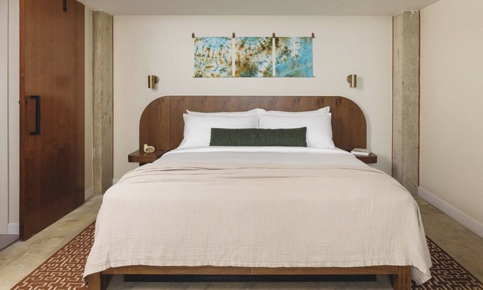 East Bank House | Chic Urban Retreat: Premium 1 Bedroom Suite in the Heart of Music City