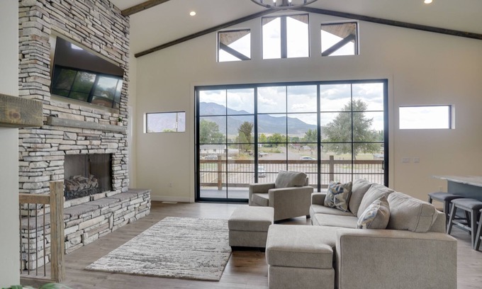 Annabella Cabin | Chic Utah Getaway w/Fireplace, Sauna & 2 Decks!