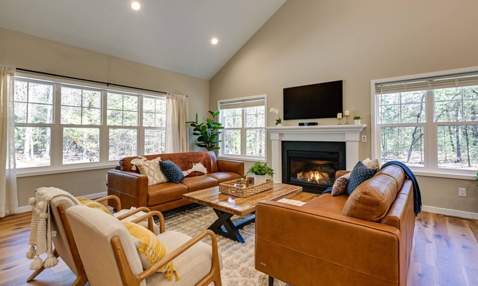 Wisconsin Dells Cottage | Chic Wisconsin Retreat w/Deck, Grill & Fire Pit!