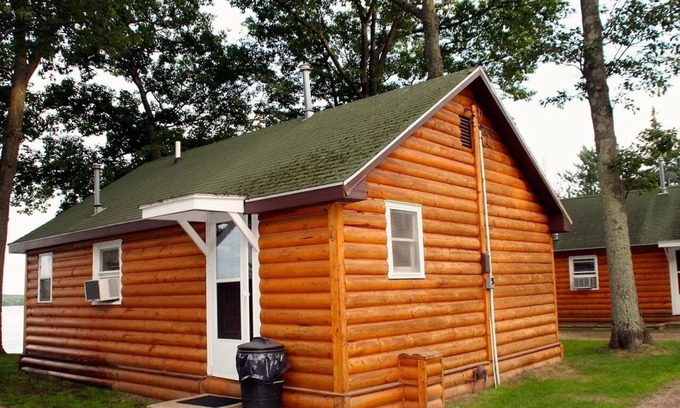 Chief Lake Cabin | Chief Lake Lodge Resort Cabin #4