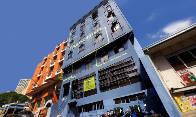 Downtown House | Chill Bed in Mixed Dorm at Junction Hostel- Manila