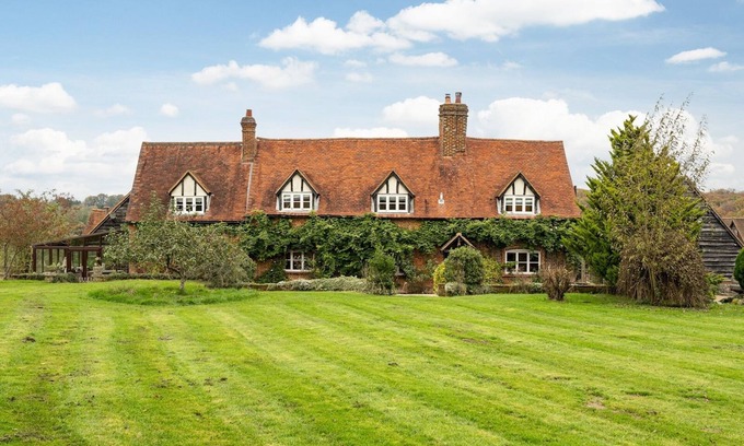 Lacey Green House | Chilterns Farmhouse Hideaway Pass the Keys