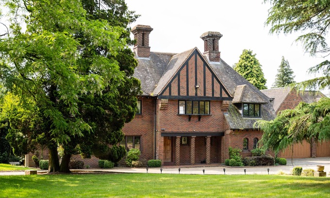 Iverley House | Chimneys Hot Tub Country Escape