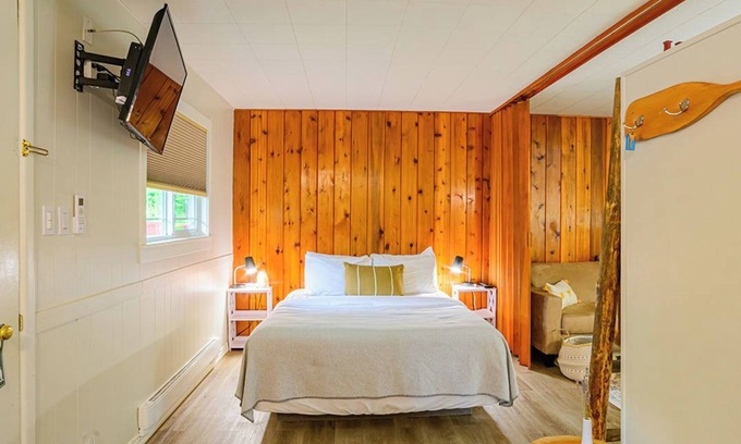 Christina Lake House | Christina Lake Rustic & Roomy, Sleeps 4, Private Terrace -Beaches, Golf, Fishing