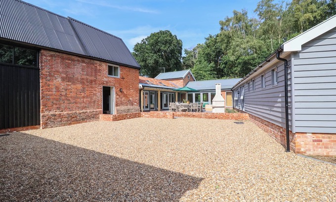 Dunwich Cottage | CHURCH FARM BARN, pet friendly, luxury holiday cottage in Westleton