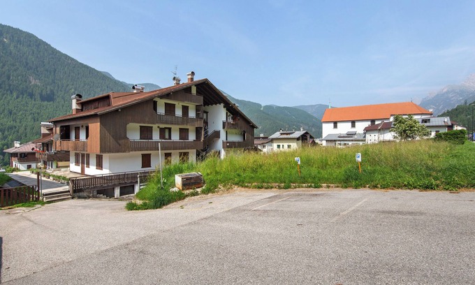 Auronzo di Cadore Apartment | Ciasa 'Valentina' with Mountain View, Balcony and Wi-Fi