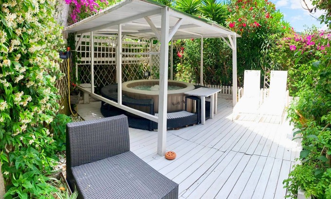 San Felice Circeo Apartment | Circeii, apartment with bedroom, living room and exterior with bathtub