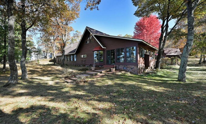 Minong Cabin | Circling Skies Lakeside Lodge - beautiful cabin on the Minong Flowage