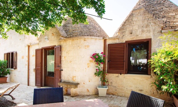 Cisternino House | Cisternino-Trulli and Lamie: Grove in Valle D'Itria, accommodation 'La Quercia'