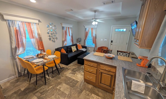 Deltona Lakes Cabin | Citrus Lodge. 70" TV.Full kitchen, Private Patio, Quiet area, 2 Car Free Parking