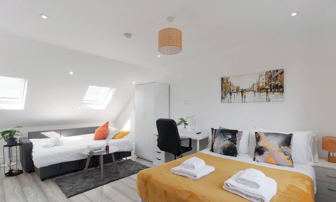 South Harrow Apartment | City Apartment - Sleeps 4 & Free Parking