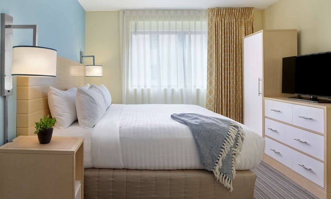 Central Business District Apartment | City Break! 2 Spacious Rooms w/Perfect Central Locale near Canal Street