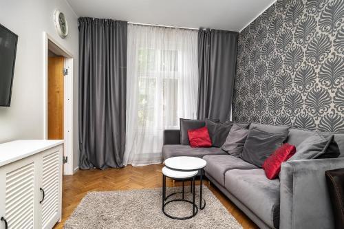 Tatari Apartment | City center 2 bed flat with free parking