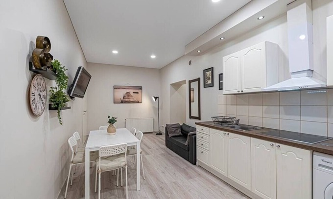 Kaunas Apartment | City Centre 3 BD Apartment by Hostlovers