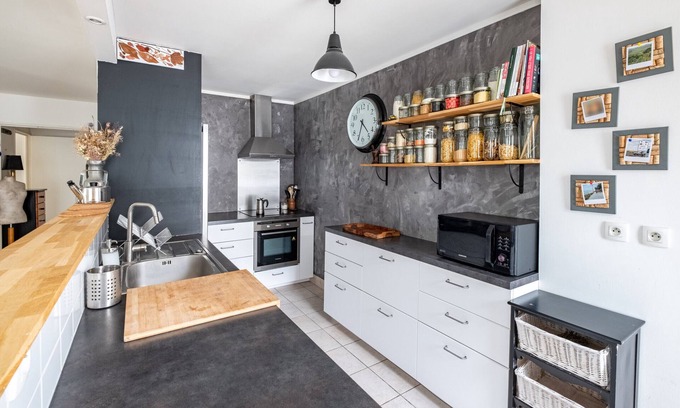 Quai de la Fosse Apartment | City centre family flat with terrace