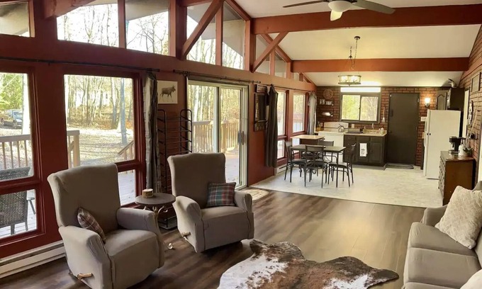 Jim Thorpe Ski Chalet | City Escape: Cozy 2 bedroom Chalet in Jim Thorpe