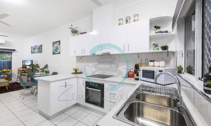 Alawa Apartment | City Living: Modern ~ OutdoorDining ~ Private Yard
