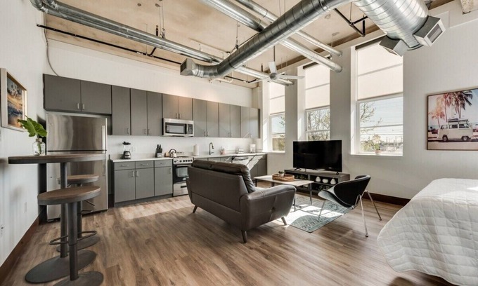 Cedars Apartment | City Loft - 5 min. to Downtown!