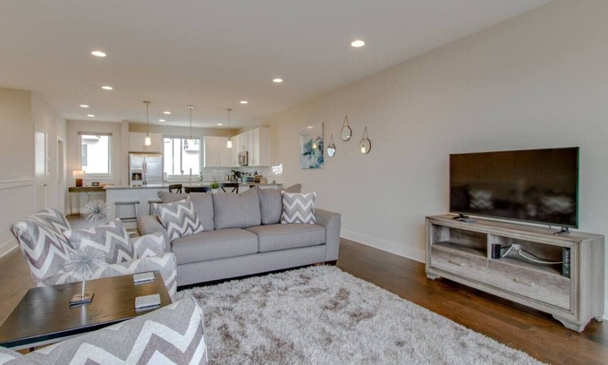 Katie Hill Neighborhood House | City Overlook - Luxury Amenities - Mins to D'Town