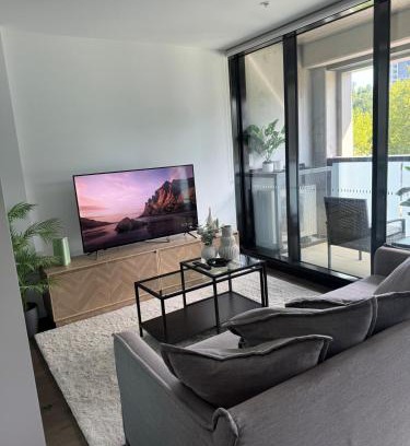 Reid Apartment | City Retreat with Pool