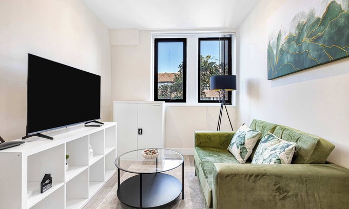 Sutton Apartment | City Service Lets | New London Cheam Village 1 Bed | Ideal for Long Business Stays | With Parking