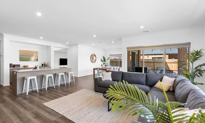 Armstrong Creek House | City & Surf Getaway - Luxe, Spacious, Sleeps 12