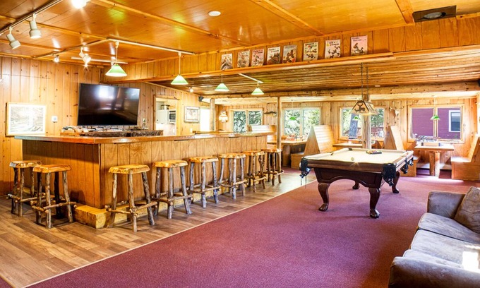 Clam Lake House | Clam Lake Lodge & Wapiti Cabin