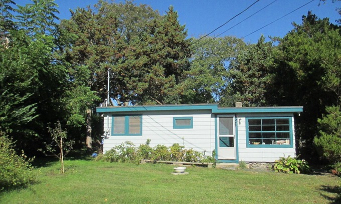 Middletown Cottage | Clamalot Cottage ,Near Beaches, Quiet, Pastoral