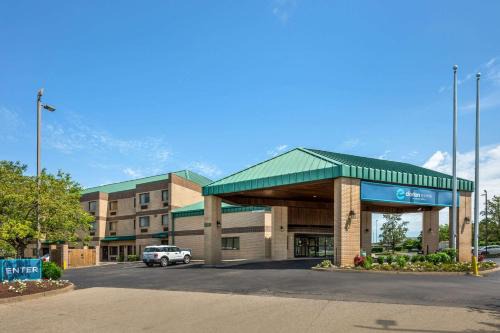 Jeffersontown Hotel | Clarion Pointe Louisville East