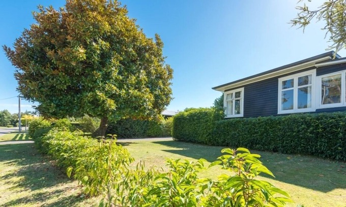 Waitahanui House | Classic kiwi bach - Five Mile Bay. Close to lake.