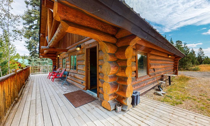 Lac Le Jeune Cabin | Classic log cabin with deck, full kitchen, & free internet