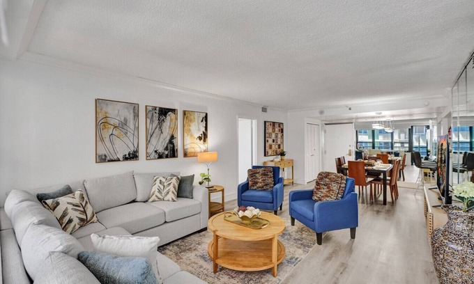 Miami Beach Apartment | Classic Resort Amenities Condo Steps from the Beach with Gym & Pool 1208