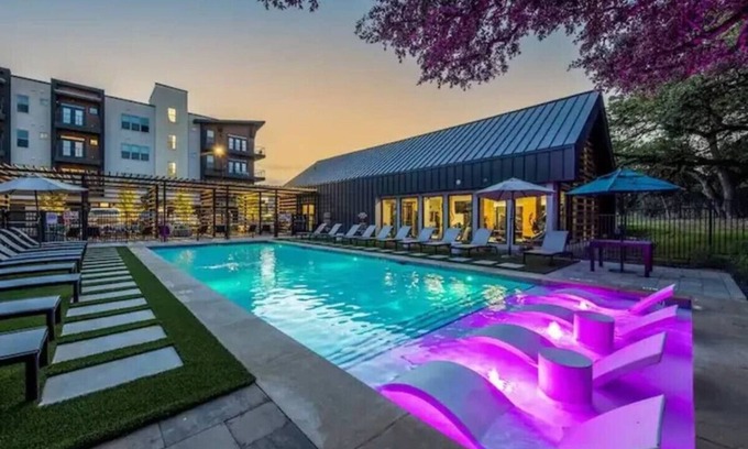 West Oak Hill Apartment | Classy Modern Studio with Pool plus Golf Sim